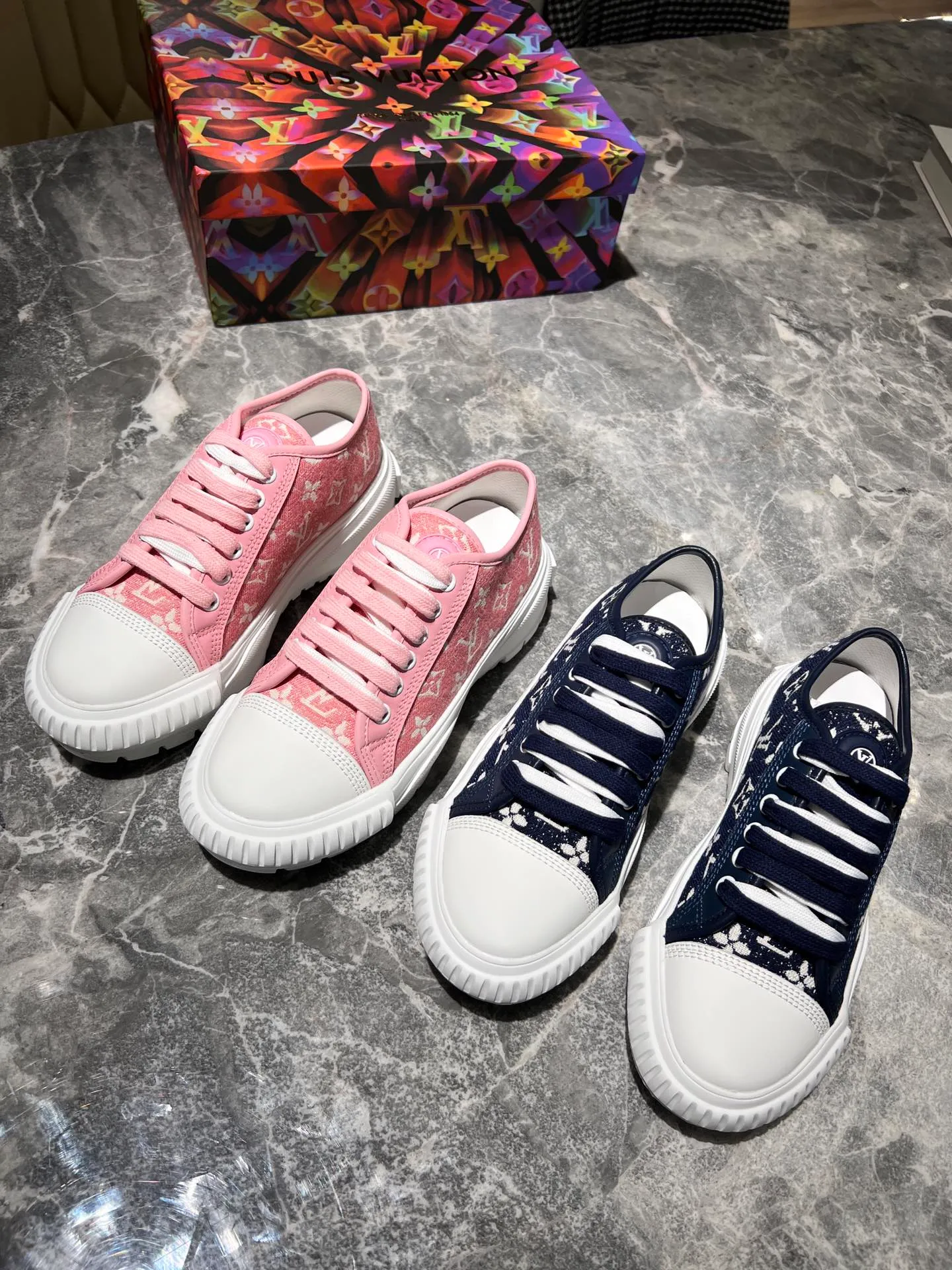 👟👟Ex-factory price 440👟👟 This LV Squad sneaker is made of Monogram denim to stretch out the midsummer comfort. The same color leather outlines the edges, the rubber LV Circle logo embellishes the tongue, and the thick yet lightweight rubber outsole upgrades the comfort again. Yardage: 35-41.